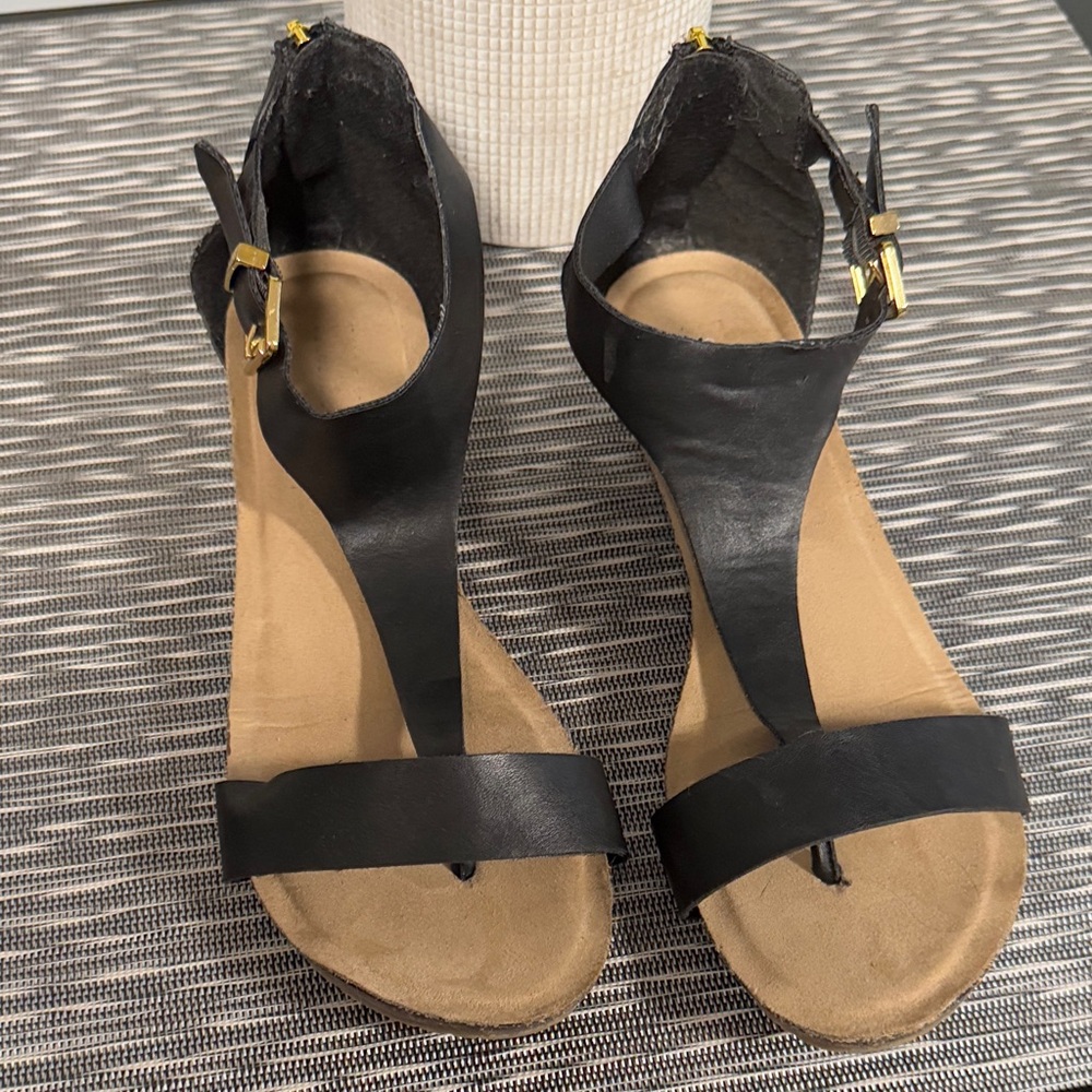 Super cute and comfortable t strap
Black Sandals
